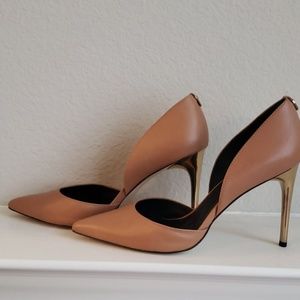 EUC SZ 11 Calvin Klein Pumps in Cognac